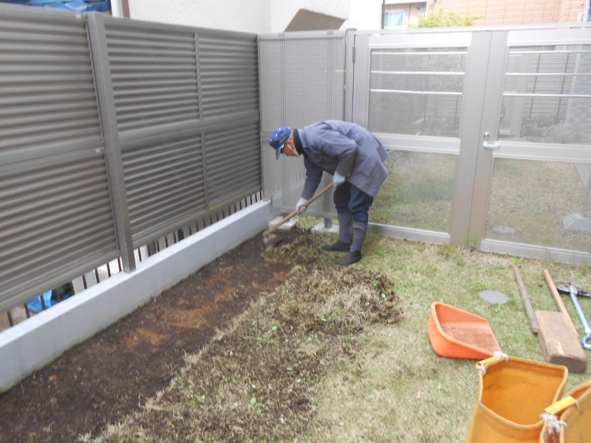 ＥＤ様邸　中庭の芝張替え作業